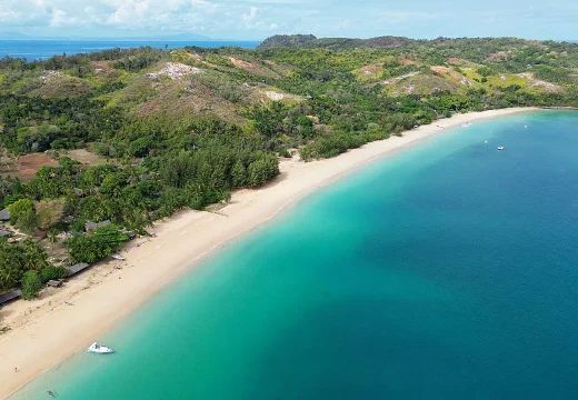 Vue aerienne plage Ampasindava tiki-bar-sakatia_1 Plage d'Ampasindava