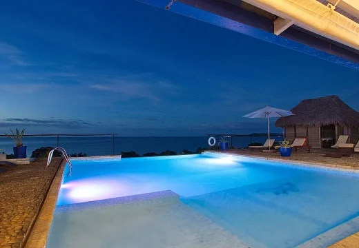 Ambiance de nuit à la piscine