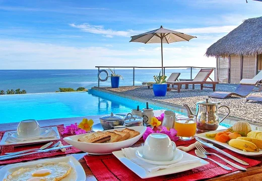 Petit déjeuner à la piscine
