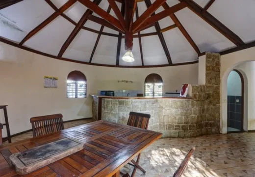 Le livingroom et son plafond charpenté