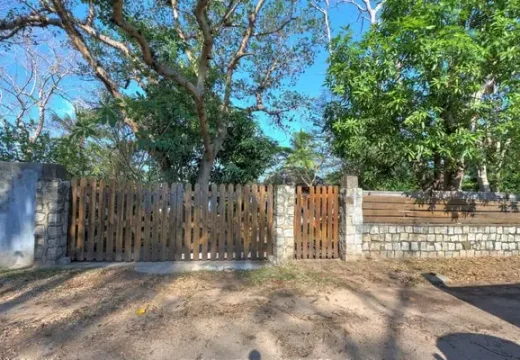 Vue de face du portail de la voie sans issue