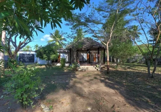 vue de la maison à vendre et son jardin à nosy-be