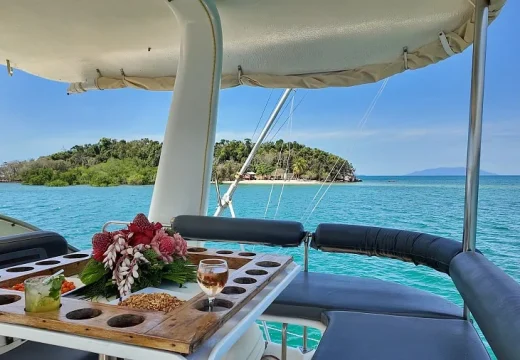 Apéro sur le fly bridge du catamaran Adventurer en croisière à Nosy Be