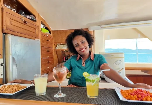 Bar woman servant à bord du catamaran à Nosy Be
