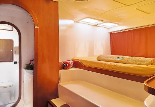 Cabine avant du catamaran Adventurer en location à Nosy Be