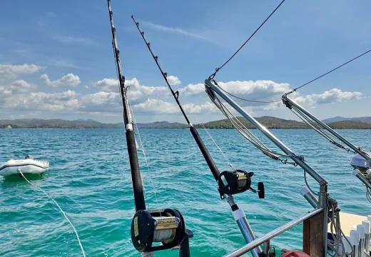Cannes à pêche prêtes à bord du catamaran Adventurer à Nosy Be