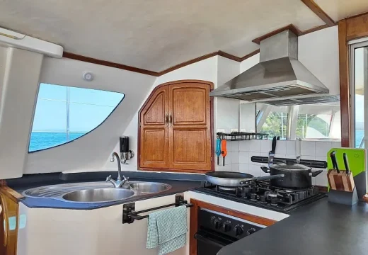 Cuisine équipée du catamaran Adventurer en croisière à Nosy Be