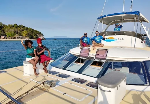 Équipe du catamaran Adventurer réunie sur le pont avant à Nosy Be