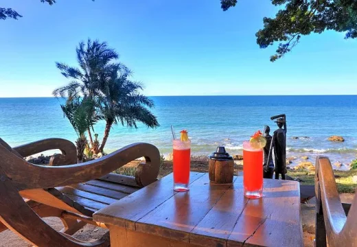 Cocktail sur Table de Transat avec Vue sur Mer au Manga Soa Lodge Cocktail posé sur la table d'un transat avec vue sur la mer au Manga Soa Lodge, Nosy Be