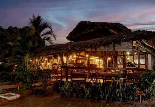 Vue du Restaurant sur le Coucher de Soleil au Manga Soa Lodge Restaurant avec vue sur le coucher de soleil au Manga Soa Lodge, Nosy Be