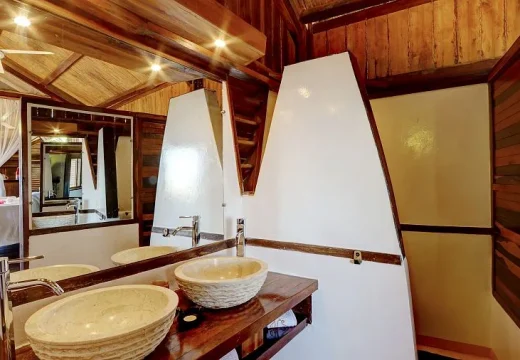 Salle de Bain avec Vasque en Bois au Manga Soa Lodge Salle de Bain avec Vasque en Bois au Manga Soa Lodge