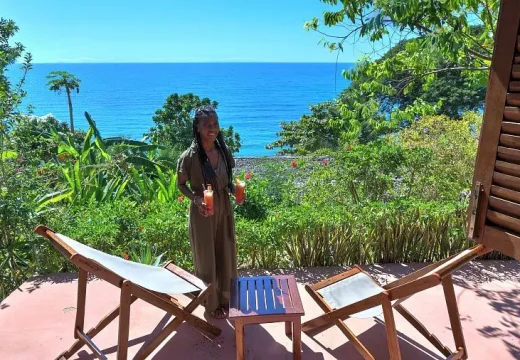 Service de Cocktails sur la Terrasse du Bungalow au Manga Soa Lodge Service de Cocktails sur la Terrasse du Bungalow au Manga Soa Lodge
