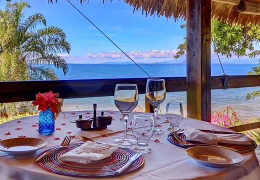 Table de Restaurant avec Vue sur Mer au Manga Soa Lodge Table de restaurant avec vue sur l'océan au Manga Soa Lodge, Nosy Be