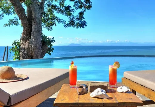 Transats avec Cocktails au Bord de la Piscine du Manga Soa Lodge Transats et cocktails au bord de la piscine du Manga Soa Lodge, hotel Nosy Be