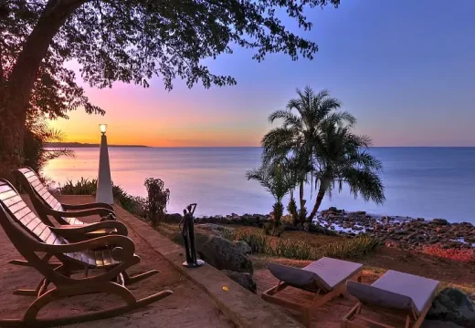 Vue sur le Coucher de Soleil et la Mer depuis les Transats au Manga Soa Lodge Vue sur le Coucher de Soleil et la Mer depuis les Transats au Manga Soa Lodge