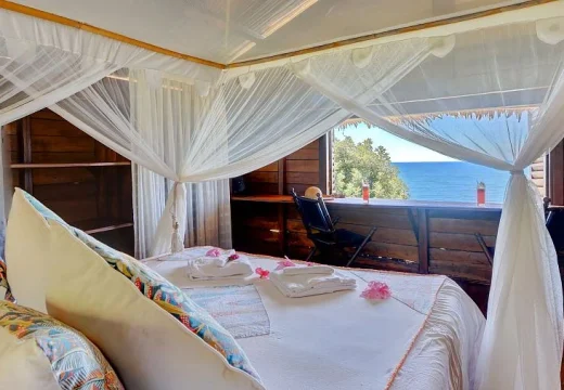 Vue sur la Mer depuis le Lit de la Suite Beach au Manga Soa Lodge Vue sur la Mer depuis le Lit de la Suite Beach au Manga Soa Lodge
