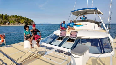 Équipe réunie sur le pont du catamaran Adventurer lors d'une croisière à Nosy Be