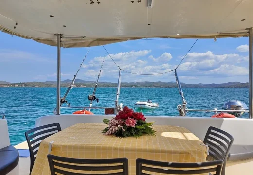 Pont arrière spacieux du catamaran Adventurer en croisière à Nosy Be