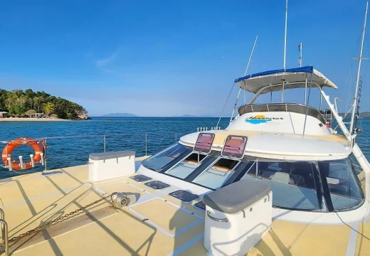 Pont avant du catamaran Adventurer en location à Nosy Be