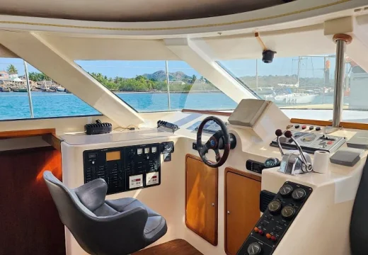 Poste de pilotage intérieur du catamaran Adventurer lors d'une croisière Nosy Be