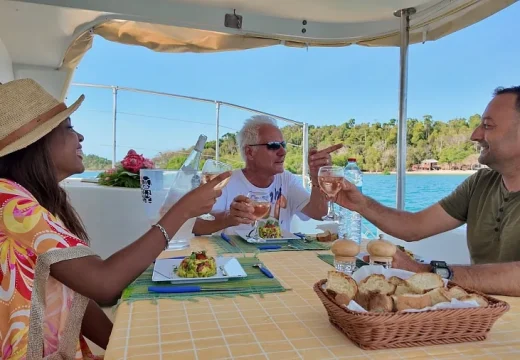 Repas servi dans le salon arrière du catamaran Adventurer à Nosy Be