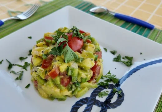 Gros plan sur une salade d'avocat servie à bord du catamaran Adventurer à Nosy Be