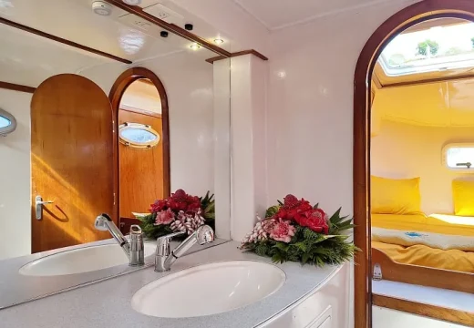 Salle de bain moderne du catamaran Adventurer en croisière à Nosy Be
