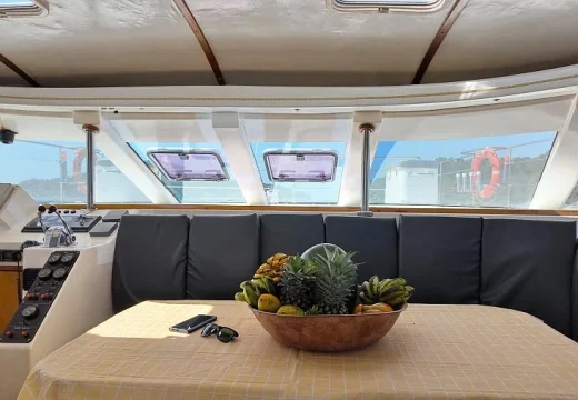 Salon intérieur du catamaran Adventurer lors d'une croisière à Nosy Be