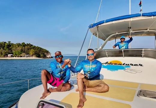 Skipper et client sur le catamaran Adventurer lors d'une croisière à Nosy B