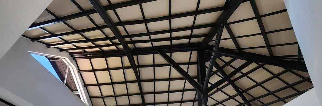 Magnifique poincon de charpente dans le salon