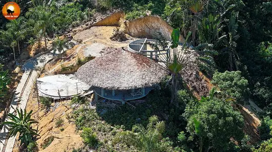 Deux types de constructions proposés au Domaine Lokobé à Nosy Be, lodges et villas adaptés au site naturel.