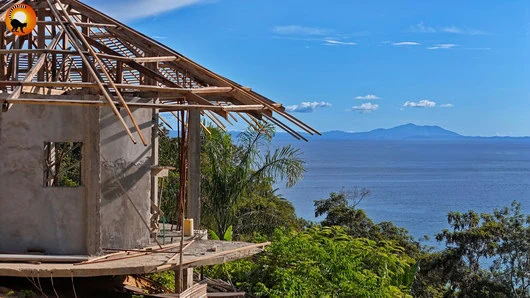 Vue intérieure du livingroom du lodge Hibiscus au Domaine Lokobe, Nosy Be
