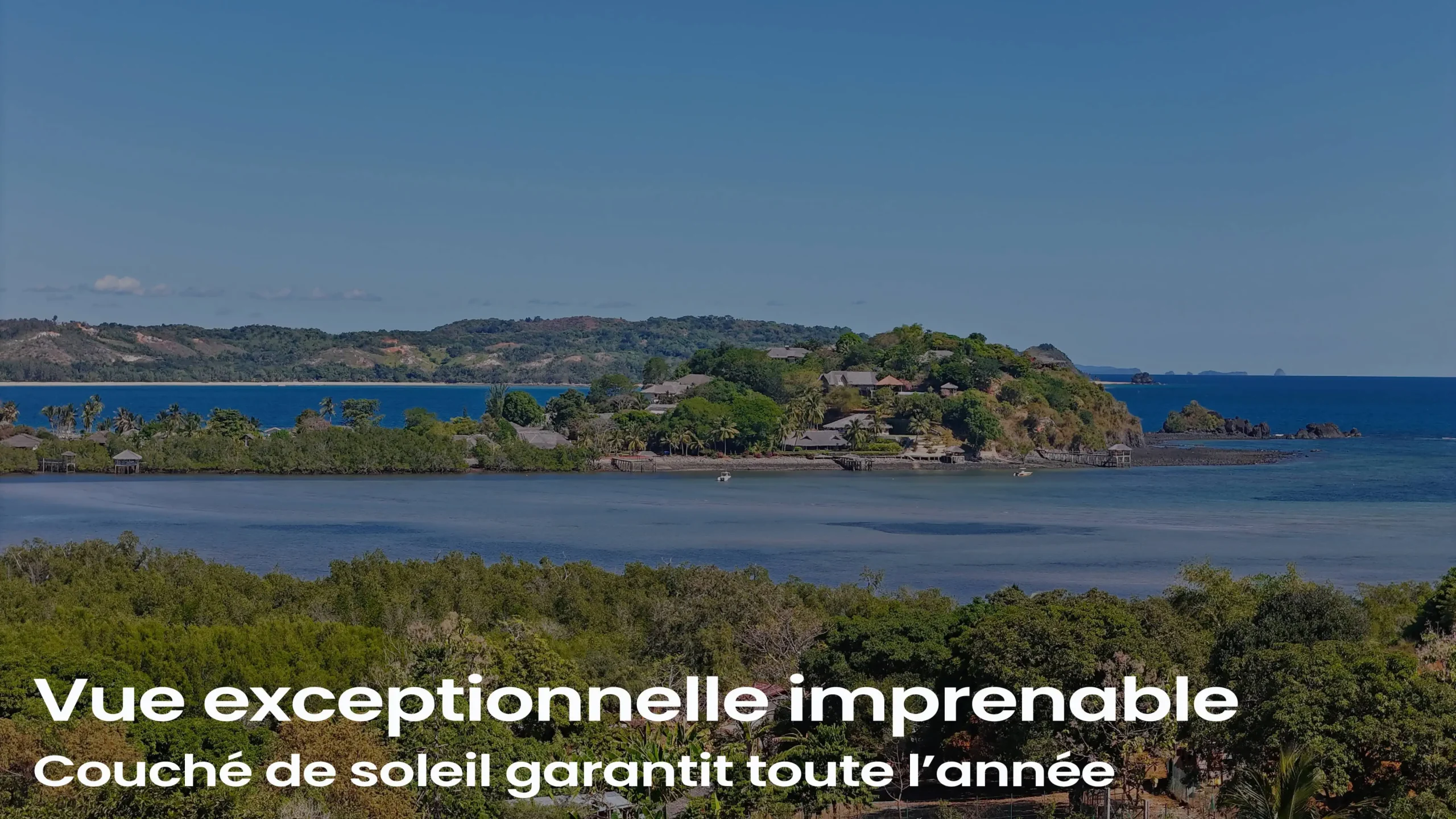 Vue exceptionnelle sur la mer avec coucher de soleil toute l’année depuis le terrain à Nosy Be