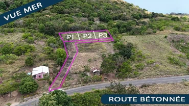 Vue aérienne du terrain de 800 m² à vendre au nord de Nosy Be, avec vue mer et accès par route bétonnée