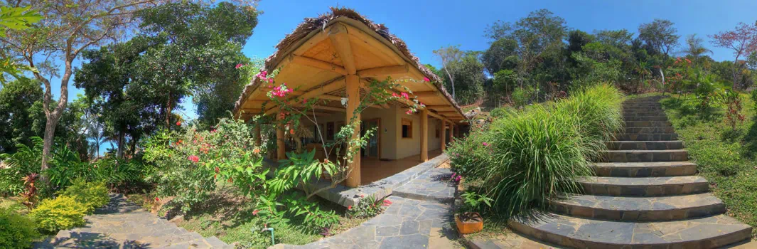 Villa à Nosy Komba avec terrasse vue mer entourée de végétation tropicale