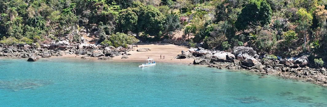 Vue aérienne de la plage et villa bord de mer à Nosy Komba