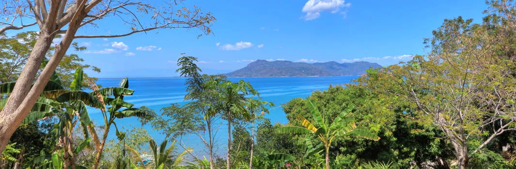 Vue panoramique depuis le terrain de la villa vers la mer à Nosy Komba
