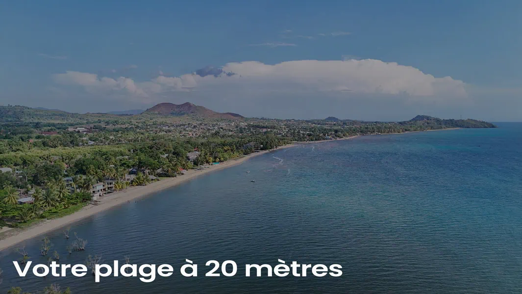 Vue aérienne panoramique de la plage à Nosy Be montrant un cadre exceptionnel pour un investissement immobilier locatif