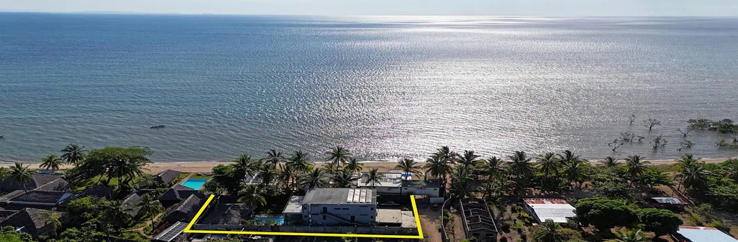 Vue aérienne avec tracé indiquant les limites de la villa à vendre à Nosy Be, idéale pour un investisseur cherchant un bien à fort rendement locatif