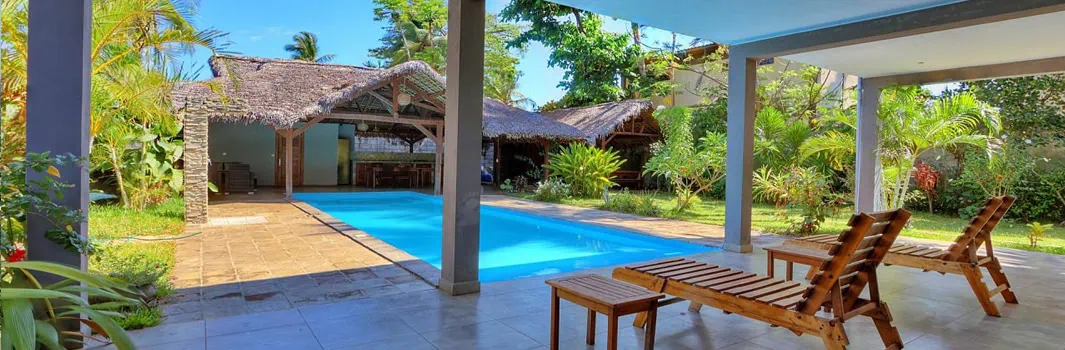 Vue depuis les transats sur la piscine d’une villa à vendre à Nosy Be, parfaite pour un investissement locatif à fort rendement