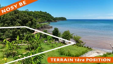 Vue du terrain pied dans l’eau à Nosy Be, 1000 m² en première position face à la mer