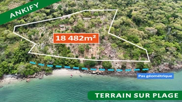 Vue aérienne de la plage à Ankify avec le tracé du terrain de 18 482 m² situé en bord de mer à Nosy Be.
