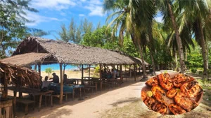 Manger des langoustes chez gilda Nosy Sakatia 