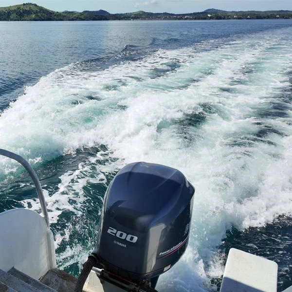 Moteur de bateau touristique à Nosy Be en navigation avec sillage en mer