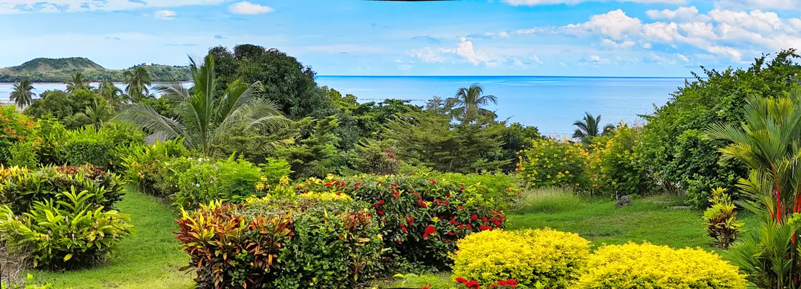 Vue mer panoramique depuis une villa à Nosy Be avec terrasse et environnement tropical proche de la plage