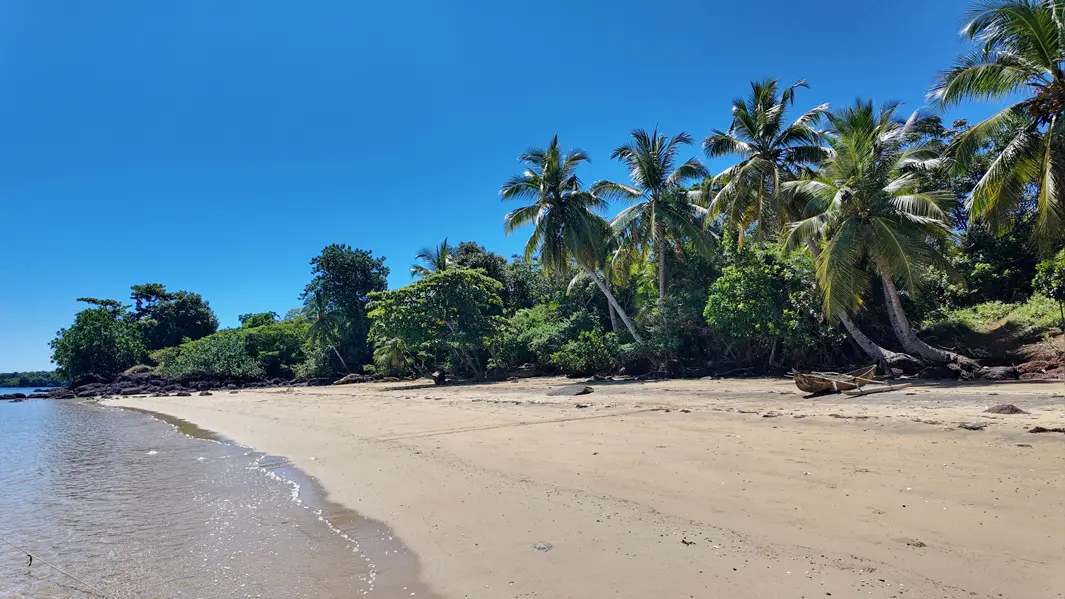 Plage de sable blanc devant un terrain front de mer à Nosy Faly Madagascar