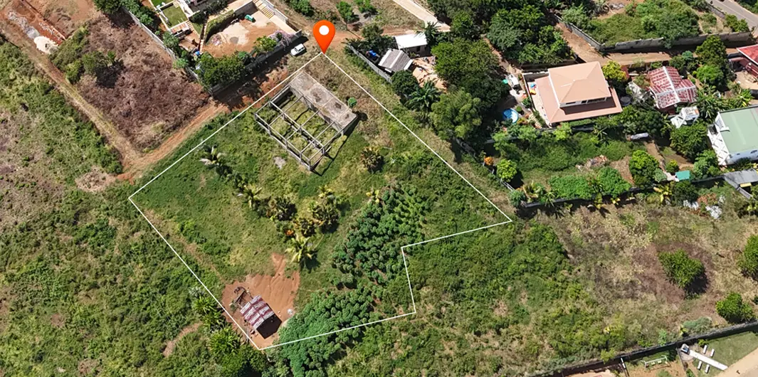 Vue drone terrain à vendre de 5 110 m² à Hell Ville Nosy Be avec structure existante 