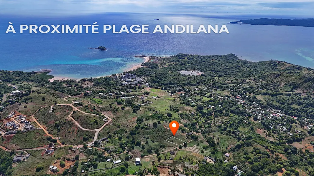 Vue aérienne d’un terrain situé à proximité de la plage d’Andilana à Nosy Be