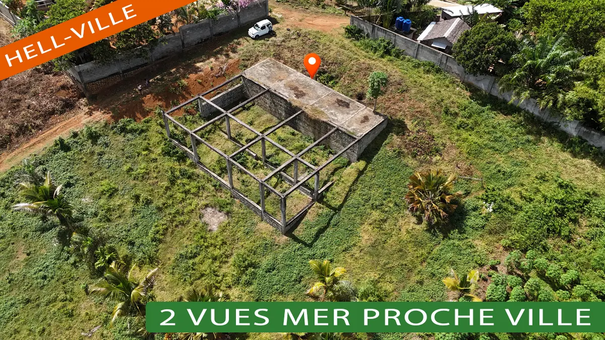 Terrain à vendre à Hell Ville Nosy Be avec double vue mer et construction existante
