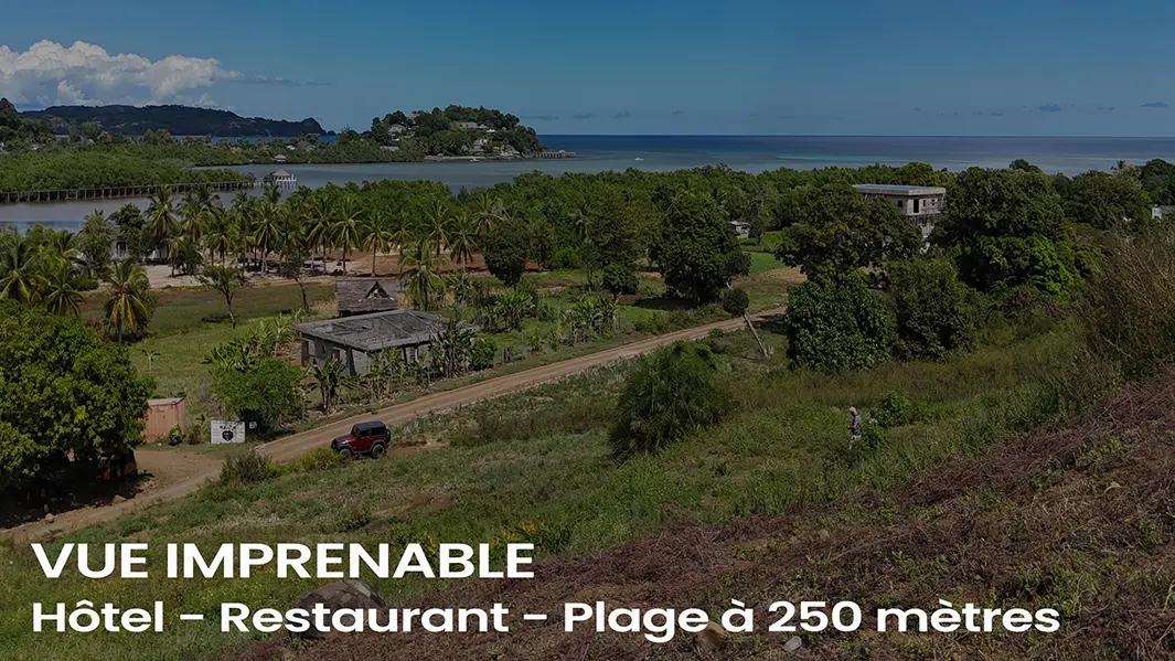 Vue imprenable depuis un terrain proche des hôtels, restaurants et plage d’Andilana